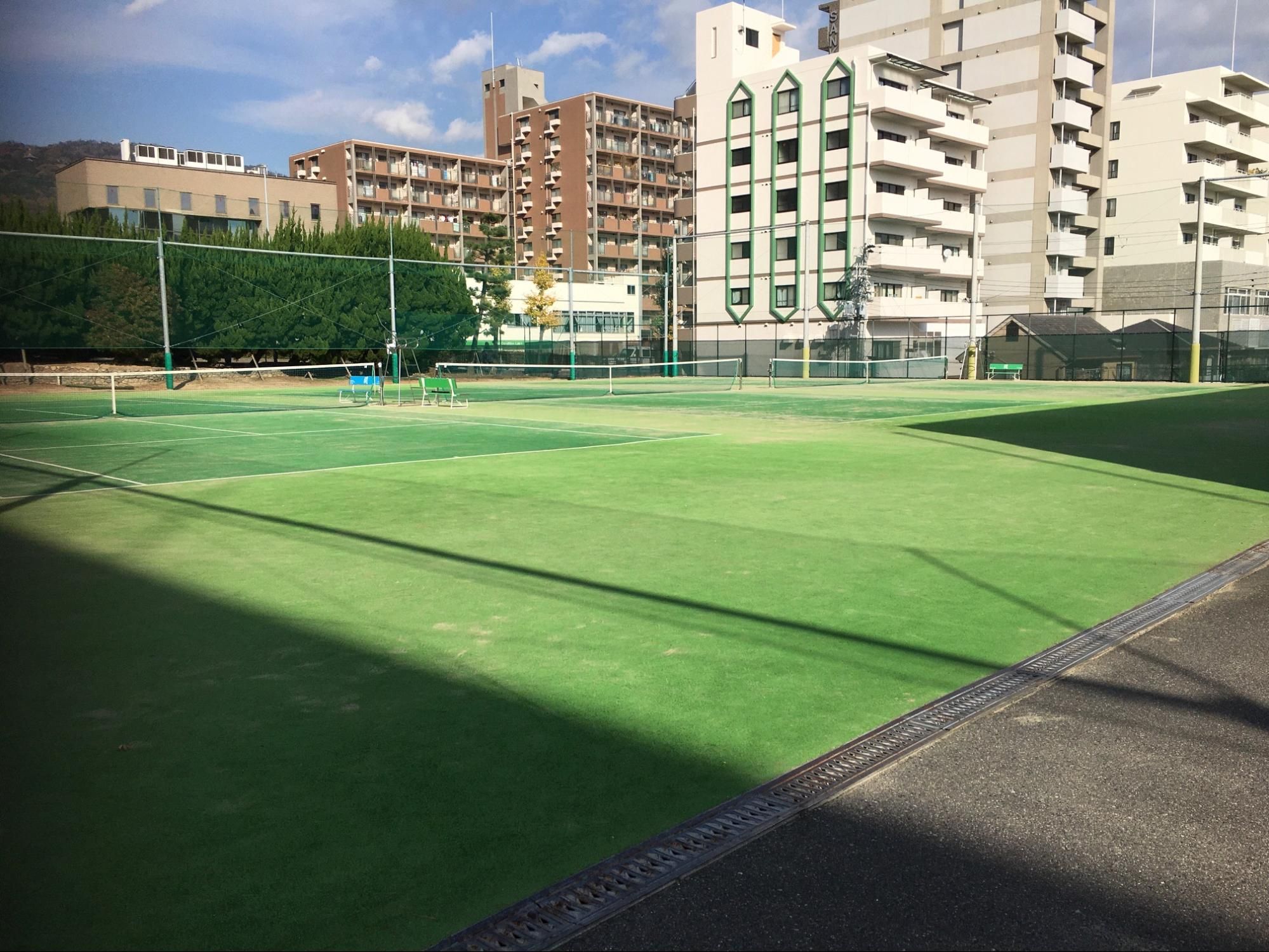 硬式テニスコート